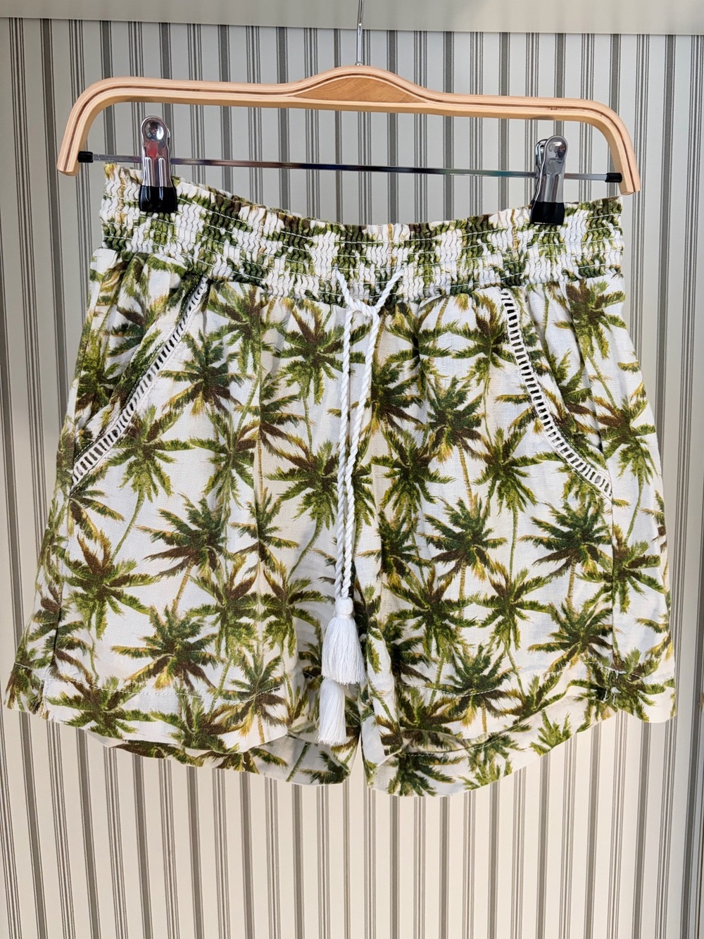 Palm-Print Drawstring Women’s Shorts in White and Green